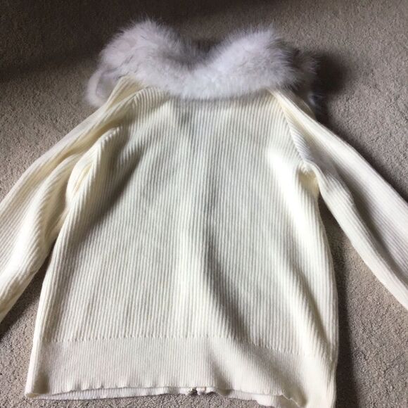 Elegant Cream Sweater with Faux Fur Collar - Picture 3 of 3